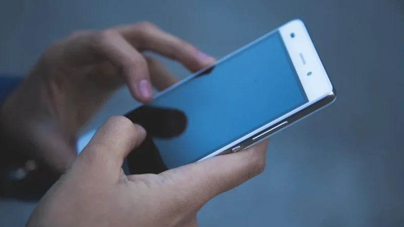 Testy prawnicze w telefonie — efektywne przygotowanie do egzaminu na aplikację